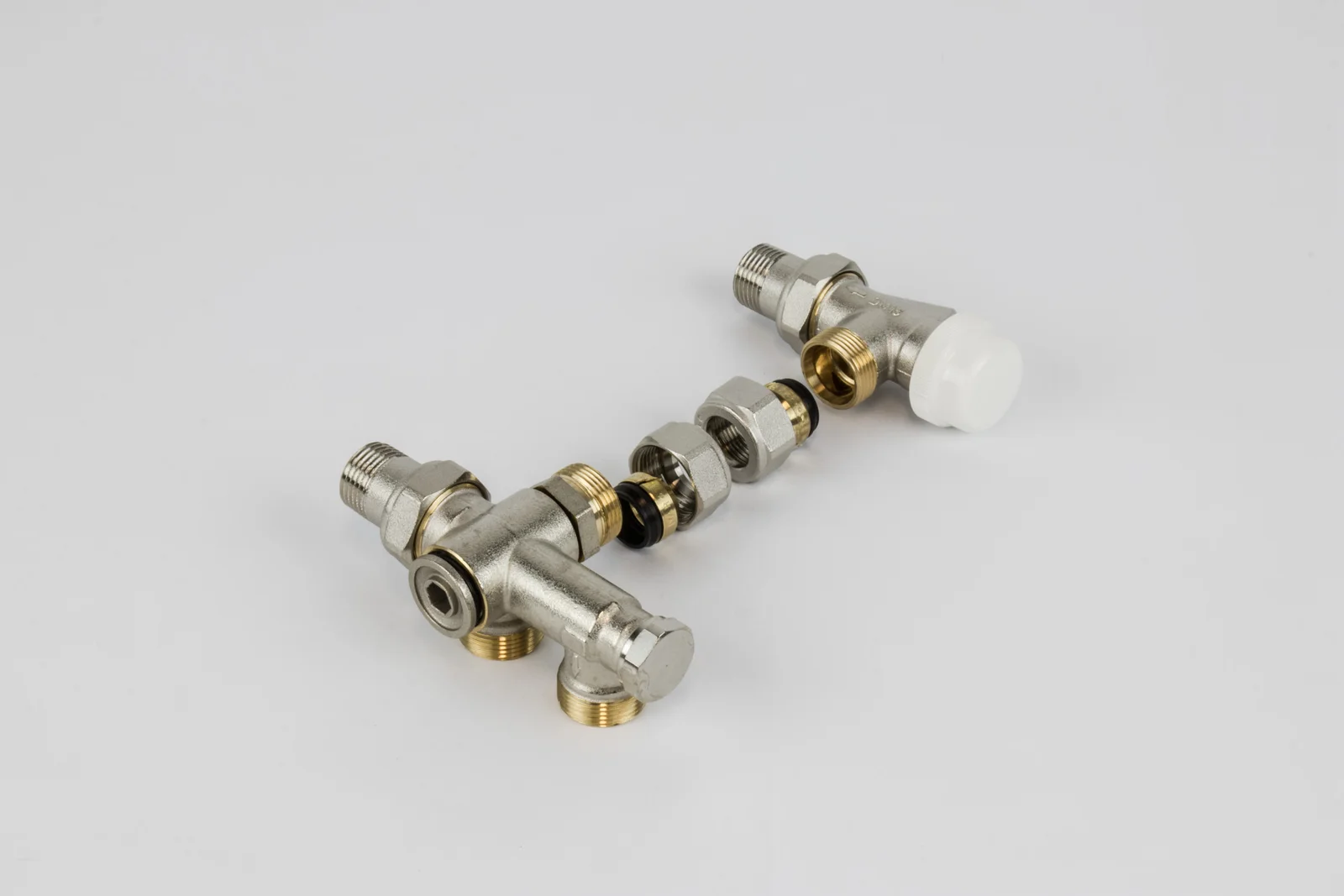 Begetube Driewegset Begetube geschikt voor tweepijpssysteem wandaansluiting thermostatisch 110140052