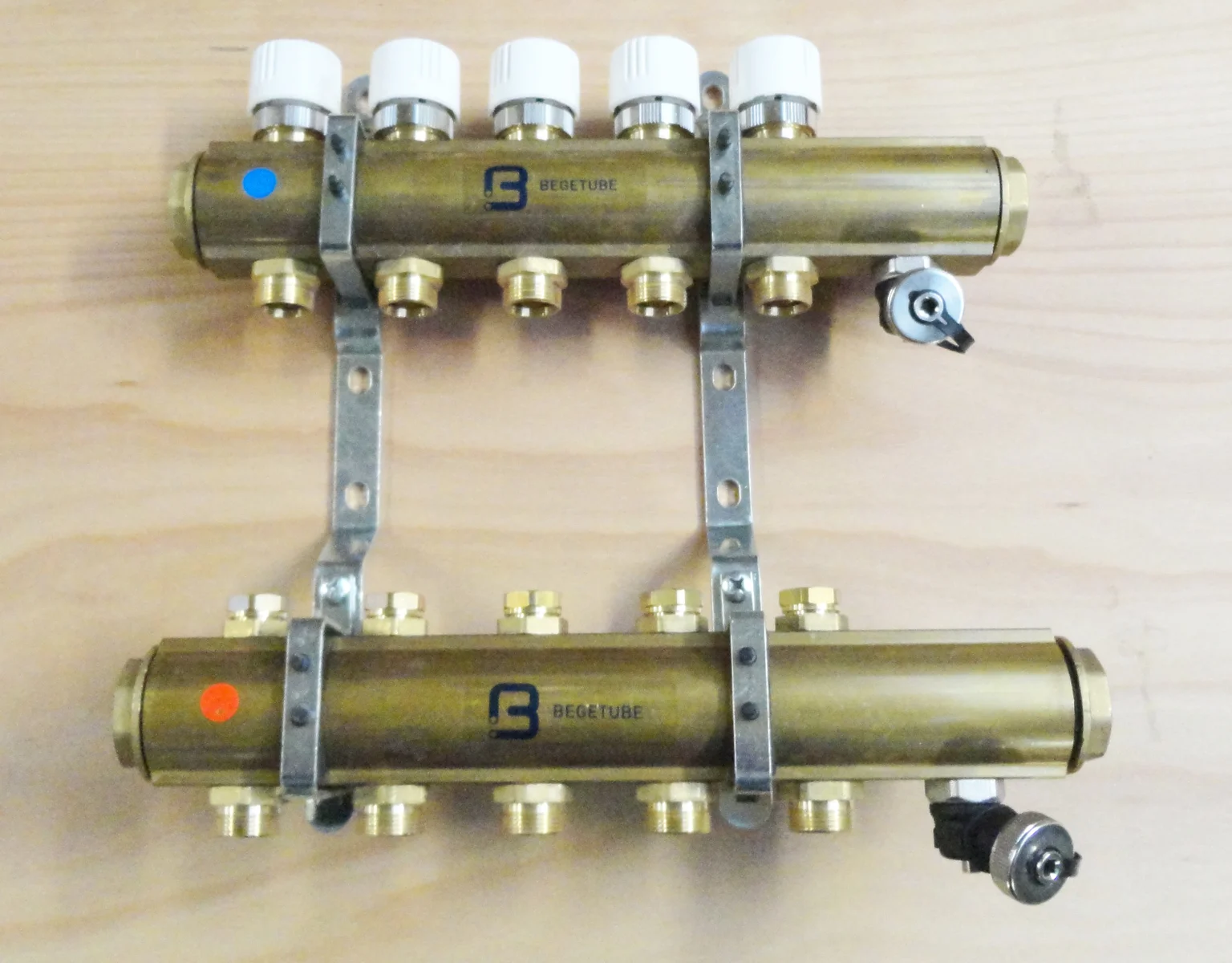 Begetube Collector voor vloerverwarming messing Begetube 5/4" + 2 x M24 met ontluchting, met thermische stelaandrijving, met regeling 210120902