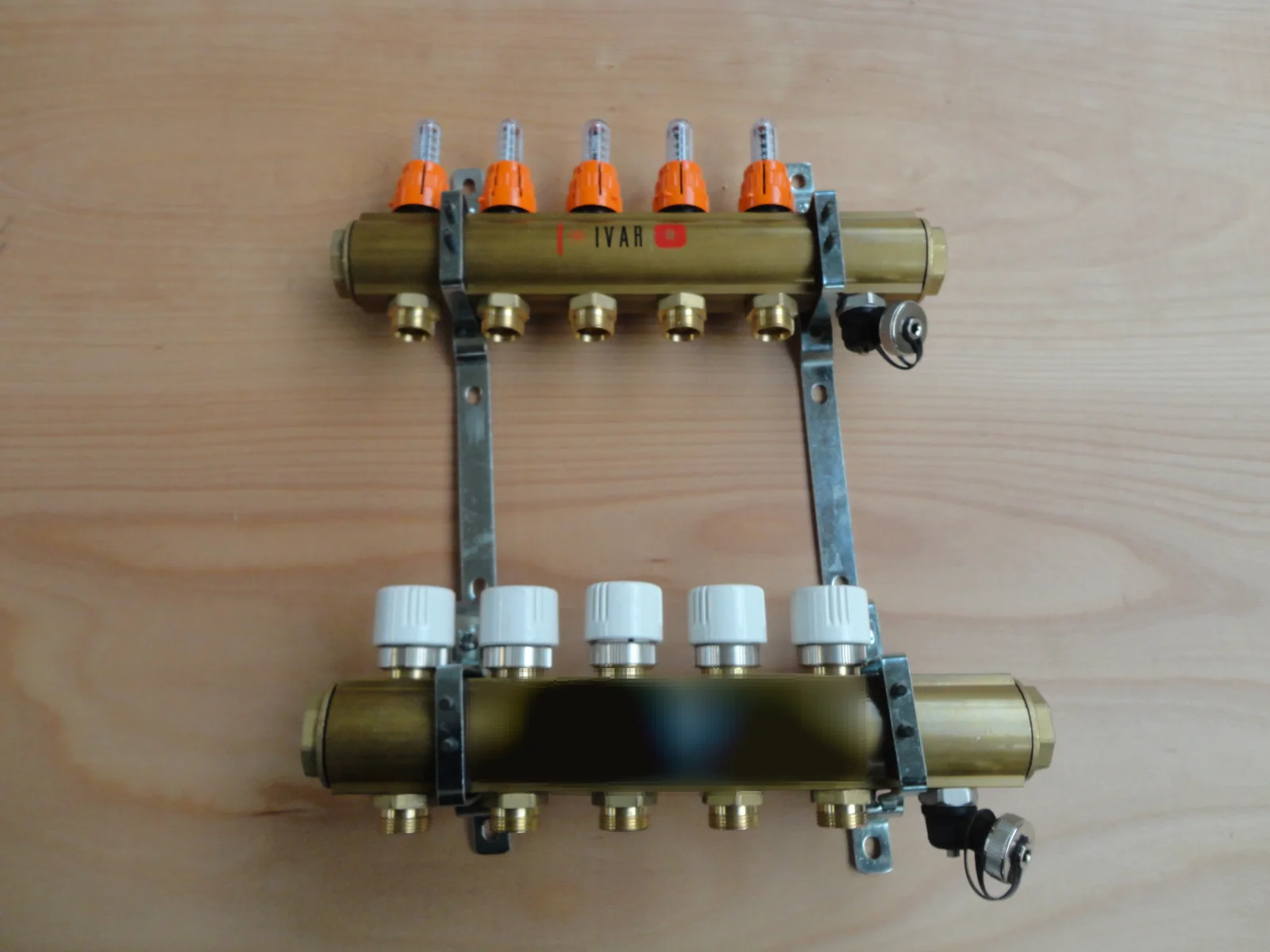 Begetube Collector voor vloerverwarming messing Begetube 5/4" + 8 x M24 met doorstroommeter 211125908