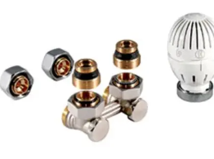 Giacomini BE388Y014 Giacomini radiatoraansluitset - H-stuk 100% muuraansluiting - met klemkoppelingen 18AA x 16/2 Alu - thermostaatkop - wit