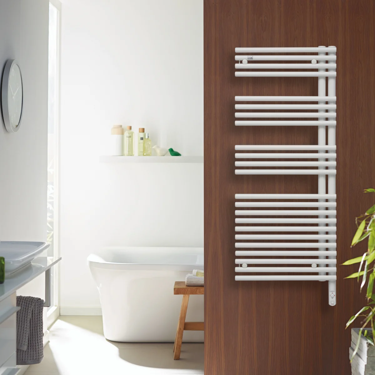 Zehnder Elektrische sierradiator Zehnder Forma asym HxL=1681x596mm Uitvoering links 900W overige kleuren LFASL170060ECZDK